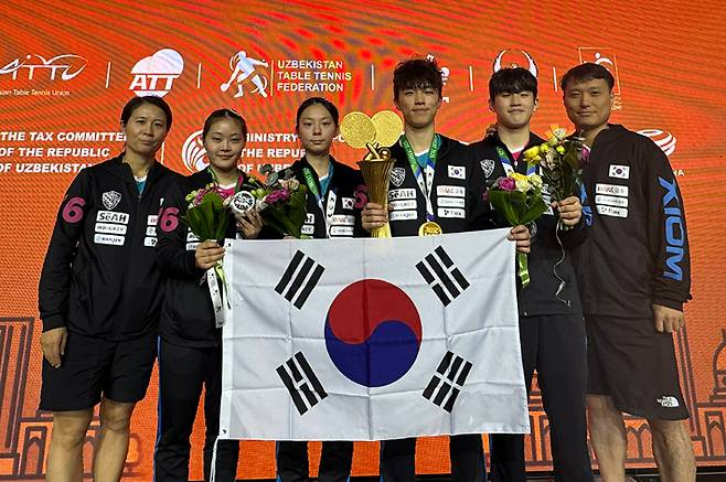 탁구 주니어 대표팀 김경아 코치(왼쪽부터), 유예린, 박가현, 김가온, 최지욱, 최주성 코치. 협회