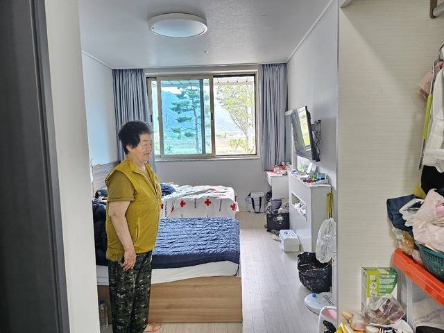 강정순씨가 남편 정종대씨와 100일 가까이 임시로 거주하고 있는 한국선비문화연구원 별관의 숙소. 침대 2개와 텔레비전, 냉난방 시설 등을 갖췄다. 하지만 언제 집으로 돌아갈 수 있을지 기약이 없어 답답함을 호소하고 있다.