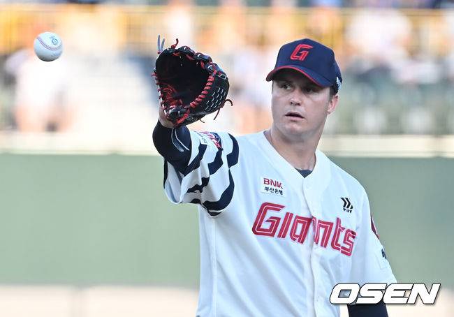 [OSEN=부산, 이석우 기자] 1일 부산 사직야구장에서 2025 신한 SOL 뱅크 KBO 리그 롯데 자이언츠와 LG 트윈스의 경기가 열렸다. 홈팀 롯데는 데이비슨이, 방문팀 LG는 에르난데스가 선발 출전했다.롯데 자이언츠 선발 투수 데이비슨이 볼을 받고 있다. 2025.07.01 / foto0307@osen.co.kr