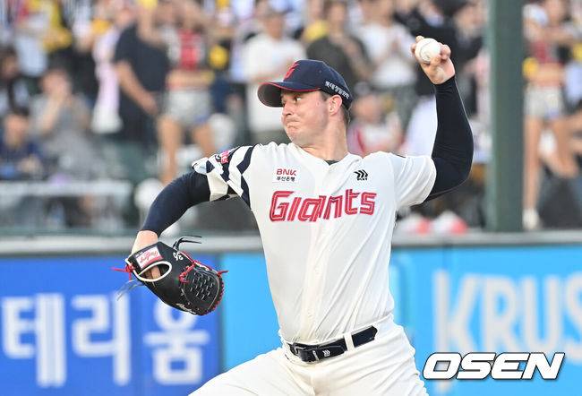 [OSEN=부산, 이석우 기자] 1일 부산 사직야구장에서 2025 신한 SOL 뱅크 KBO 리그 롯데 자이언츠와 LG 트윈스의 경기가 열렸다. 홈팀 롯데는 데이비슨이, 방문팀 LG는 에르난데스가 선발 출전했다.롯데 자이언츠 선발 투수 데이비슨이 역투하고 있다. 2025.07.01 / foto0307@osen.co.kr