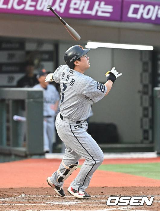 [OSEN=부산, 이석우 기자] 한화 안치홍이 3회초 2사 1,3루 중월 3점 홈런을 치고 있다. 2025.06.17 / foto0307@osen.co.kr