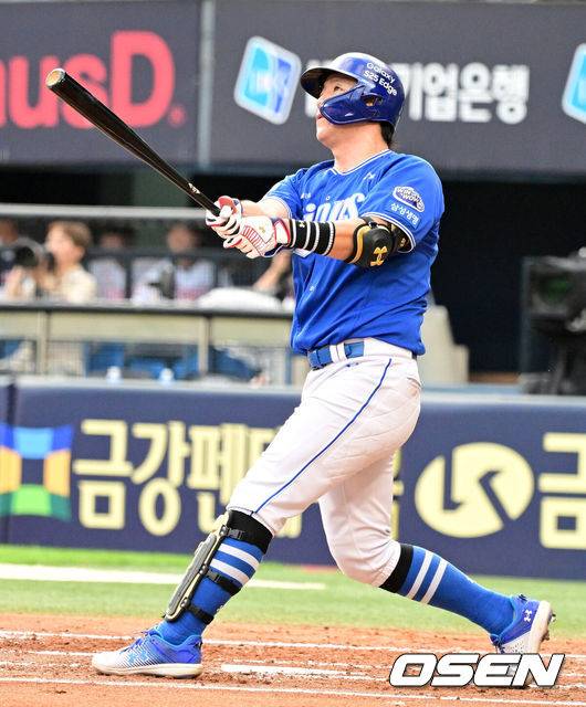 [OSEN=잠실, 지형준 기자] 1일 오후 서울 잠실구장에서 ‘2025 신한 SOL Bank KBO리그’ 두산 베어스와 삼성 라이온즈의 경기가 열렸다.두산은 최민석, 삼성은 아리엘 후라도가 선발로 나섰다.2회초 1사 1루에서 삼성 강민호가 선제 좌월 투런포를 날리고 있다. 2025.07.01 /jpnews@osen.co.kr