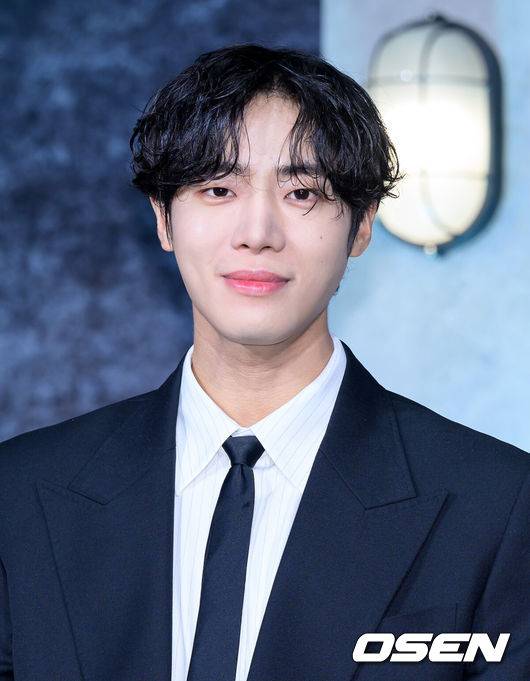 [OSEN=이대선 기자] 5일 서울 중구 앰배서더 서울 풀만 호텔 넷플릭스 시리즈 '광장' 제작발표회가 열렸다.스스로 아킬레스건을 자르고 광장 세계를 떠났던 ‘기준’이, 조직의 2인자였던 동생 ‘기석’의 죽음으로 11년 만에 돌아와 복수를 위해 그 배후를 파헤치는 느와르 액션이다.배우 추영우가 취재진의 질문을 듣고 있다. 2025.06.05 /sunday@osen.co.kr