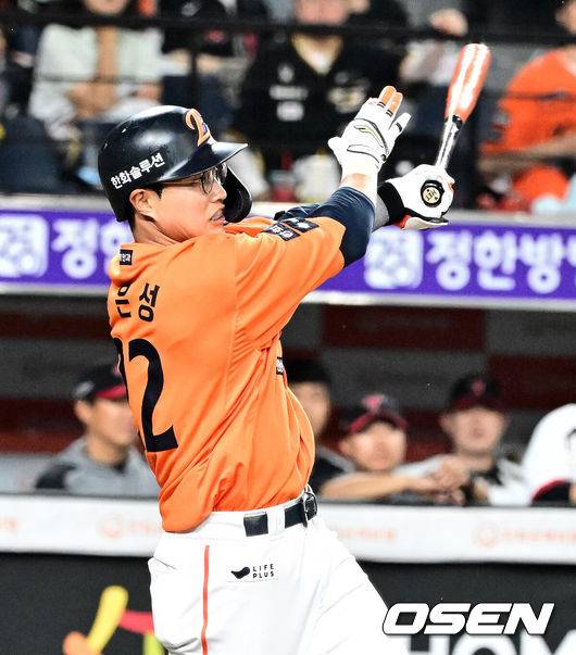 [OSEN=대전, 지형준 기자] 5회말 1사 2루에서 한화 채은성 1타점 중저 적시타를 날리고 있다. 2025.06.15 /jpnews@osen.co.kr