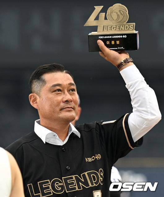 [OSEN=잠실, 이대선 기자] 나눔&nbsp;올스타가 3년 만에 돌아온 올스타전에서 승리했다.나눔 올스타는 16일 서울 잠실구장에서 열린 ‘2022 신한은행 SOL KBO리그’ 올스타전 드림&nbsp;올스타와의 경기에서 연장 승부치기 승부 끝에 6-3으로 승리했다.정은원은 연장 10회 결승 스리런홈런을 터뜨리며 이날 경기의 주인공이 됐다. 황대인은 동점 투런홈런을 포함해&nbsp;3타수 2안타 1홈런 2타점 1득점 맹활약. 오지환도 멀티히트를 때려냈다.KBO 레전드로 선정된 이종범이 관중석을 향해 인사를 하고 있다. 2022.07.16 /sunday@osen.co.kr