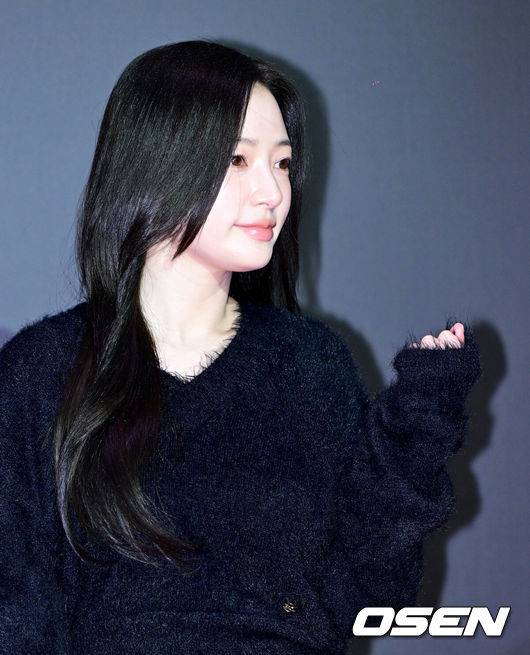 [OSEN=지형준 기자] 28일 오후 서울 청담동 CGV청담씨네시티에서 영화 '패스트 라이브즈' 스크리닝 나잇 포토월 행사가 열렸다.'패스트 라이브즈'는 서울에서 어린 시절을 보낸 나영과 해성이 24년 만에 뉴욕에서 다시 만나, 이어져온 이들의 인연을 돌아보는 운명적인 이야기를 다뤘다. 셀린 송 감독의 자전적인 이야기가 담겼다.한국계 캐나다인 셀린 송이 감독 및 각본을 맡은 첫 번째 연출작으로 미국 독립영화상인 ‘필름 인디펜던트 스피릿 어워즈’에서 작품상과 감독상 수상했다. 또한 제96회 아카데미 시상식 각본상 부문 후보로 올랐다.&nbsp;배우 송하윤이 포토타임을 하고 있다. 2024.02.28 /jpnews@osen.co.kr