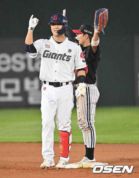 [OSEN=부산, 이석우 기자] 2일 부산 사직야구장에서 2025 신한 SOL 뱅크 KBO 리그 롯데 자이언츠와 LG 트윈스의 경기가 열렸다. 홈팀 롯데는 감보아가, 방문팀 LG는 임찬규가 선발 출전했다.롯데 자이언츠 김민성이 6회말 2사 1,2루 좌익수 왼쪽 1타점 2루타를 치고 세리머니를 하고 있다. 2025.07.02 / foto0307@osen.co.kr