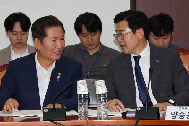 ▲더불어민주당 당대표 후보인 정청래·박찬대 의원이 2일 서울 여의도 국회에서 열린 검찰개혁토론회에 나란히 참석해 대화하고 있다. ⓒ연합뉴스