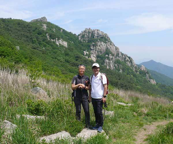 2016년 서성호 산악인 3주기 추모산행 중 故김창호 대장과 함께 걸었다.