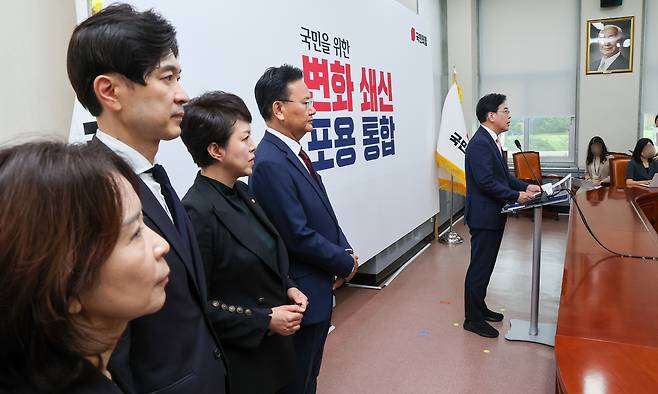 송언석 국민의힘 비상대책위원장 겸 원내대표가 2일 오전 서울 여의도 국회에서 '국민의 마음을 푯대로 삼아 전진하겠습니다'를 주제로 취임 기자회견을 하고 있다. 왼쪽부터 최수진, 박성훈 원내대변인, 김은혜 원내정책수석, 유상범 원내운영수석부대표, 송 비대위원장. 뉴스1