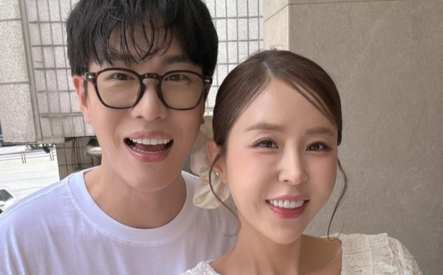 혼성 그룹 코요태 신지와 결혼을 앞둔 예비 신랑 문원이 초혼이 아니라는 사실을 고백했다. 신지 인스타그램 캡처
