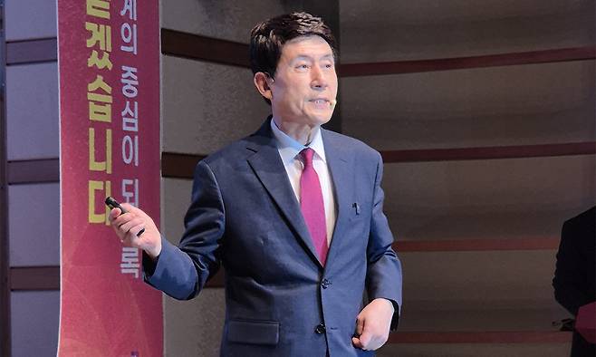 이강덕 경북 포항시장은 2일 오전 시청 대회의실에서 취임 11주년 기자회견을 갖고 있다.