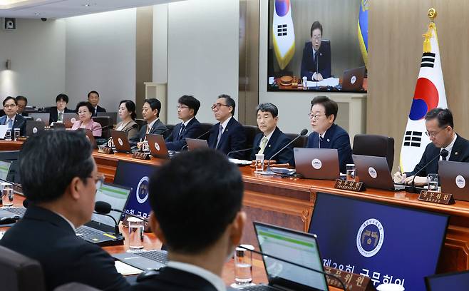 이재명 대통령이 1일 서울 용산 대통령실 청사에서 국무회의를 주재하고 있다.&nbsp; &nbsp; 연합뉴스