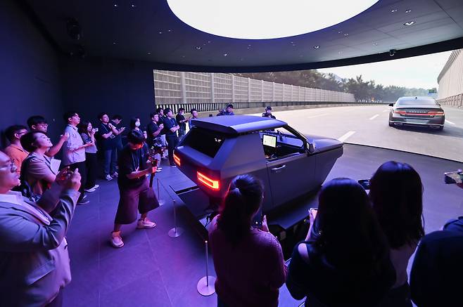 현대차·기아는 3일 서울 강남구 현대자동차 강남대로 사옥에 ‘UX(고객경험) 스튜디오 서울’을 개관하고 사용자들과 함께 미래 모빌리티 경험을 설계하는 참여형 연구 거점으로 운영을 시작한다. 사진은 개관에 앞서 1일 공개한 UX 스튜디오 서울 현장 모습. 현대차·기아 제공