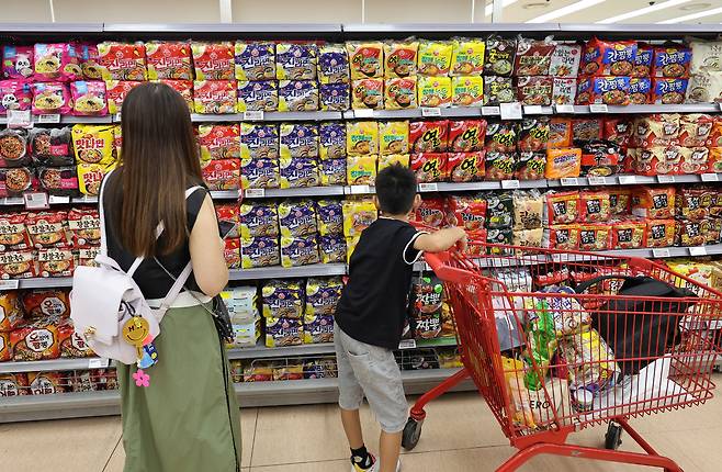 2일 서울 시내 대형마트에 진열된 라면. 연합뉴스