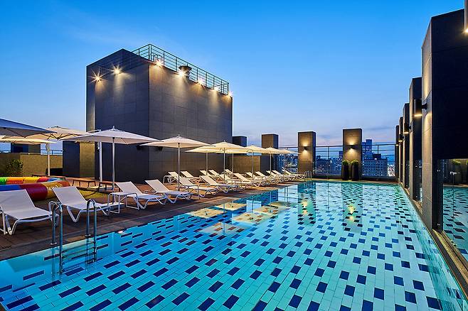 힐튼가든인 서울강남 루프탑 수영장.