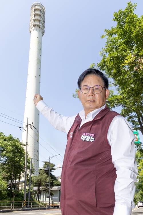 박강수 서울 마포구청장이 마포구 상암동 자원회수시설의 굴뚝을 가리키며 소각장 문제에 대해 이야기하고 있다. 박 구청장은 “지난 3년 동안 그랬던 것처럼 마포구민의 편에서 생각하고 행정을 펼칠 것”이라고 말했다. 마포구 제공
