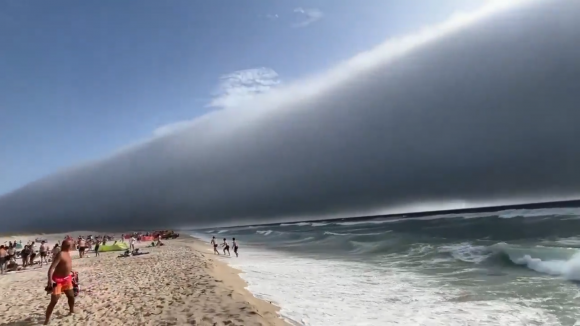 지난달 29일(현지시간) 포르투갈에서  마치 쓰나미처럼 보이는 구름이 나타나는 진귀한 기상 현상이 포착됐다. 엑스(X) 캡처
