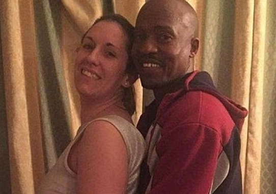 가족의 반대에도 불구하고 케냐 출신 마사이 전사와 사랑에 빠져 개종까지 감행하며 결혼한 16세 영국 소녀가 최근 “그는 내 마음을 짓밟았다”며 이혼한 근황을 공개해 눈길을 끌고 있다. 페이스북 캡처