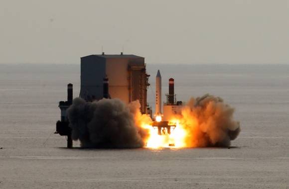 2023년 12월 4일 한화시스템이 자체 개발·제작한 ‘소형 영상 레이더(SAR) 위성’이 중문해수욕장 남쪽 해상에서 바지선을 활용해 해상 발사되고 있다. 제주도 제공