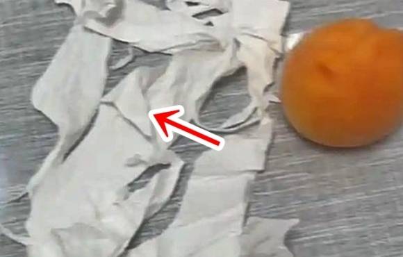 중국에서 한 소비자가 복숭아를 구매한 뒤, 포장 상자 바닥에서 생리대 자투리로 보이는 완충재를 발견해 논란이 일고 있다. 2025.6.27 광명망 캡처