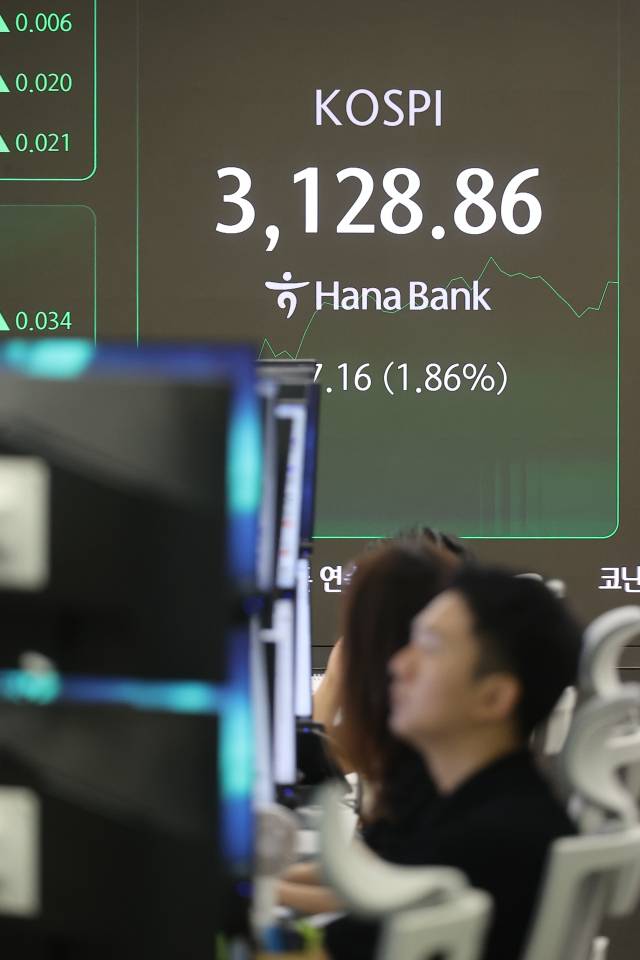 서울 중구 하나은행 본점 딜링룸. 연합뉴스