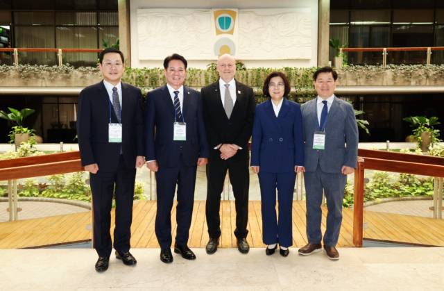 한국 지방정부 대표단이 지난 3일 코스타리카 대통령궁에서 스테판 브루너 코스타리카 제1부통령과 면담 이후 기념촬영을 하고 있다. 사진 오른쪽부터 박승원 경기 광명시장, 김보라 경기 안성시장, 스테판 브루너 코스타리카 제1부통령, 최대호 경기 안양시장. 사진 제공 = 안성시