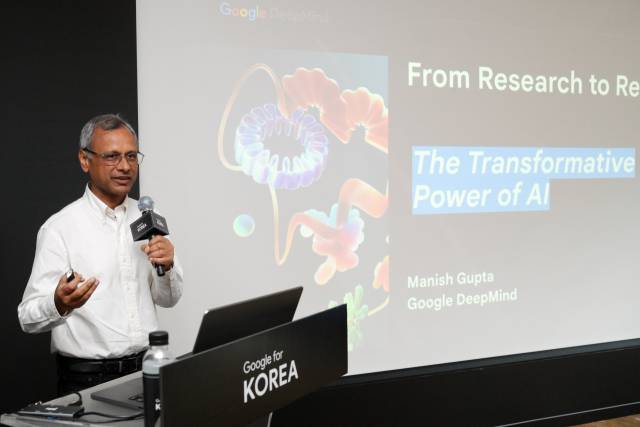 마니쉬 굽타 구글 딥마인드 시니어 디렉터가 2일 서울시 강남 조선 팰리스 호텔에서 열린 ‘구글 포 코리아 2025’ 기자간담회에서 설명하고 있다. 사진 제공=구글