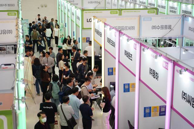 1일 서울 중구 동대문디자인플라자(DDP)에서 열린 ‘서울시 중장년 일자리 박람회 2025’를 찾은 중장년 구직자들이 각 기업의 부스를 둘러보고 있다. 사진제공=서울시50플러스재단