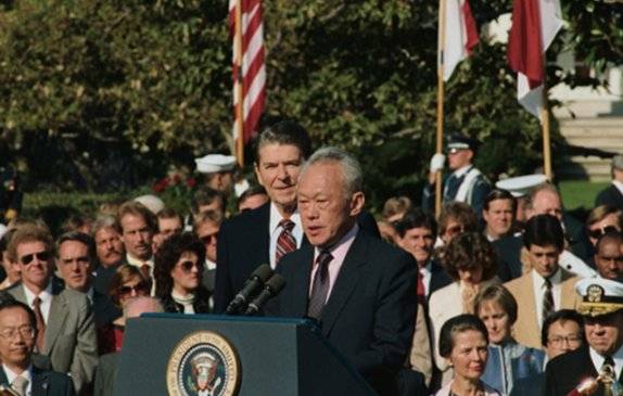 1985년 10월 로널드 레이건 미국 대통령과 정상회담을 위해 백악관을 방문한 리콴유 총리가 연설하고 있다. Gettyimage