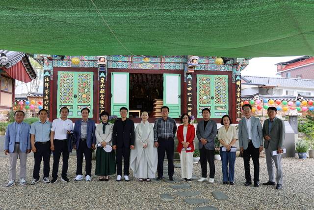 경산시의원들이 원효대사의 사상과 철학을 조명하는 팸 투어에 참여하고 있다. ⓒ경산시의회