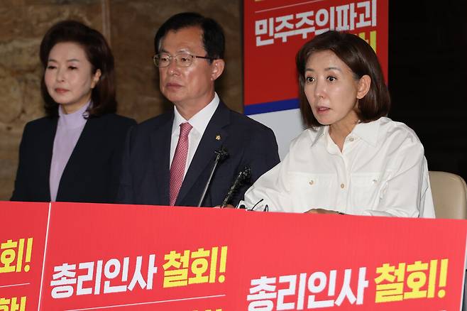 김민석 국무총리 후보자 지명 철회 등을 요구하며 농성 중인 나경원 국민의힘 의원이 2일 서울 여의도 국회 로텐더홀에서 향후 대여 견제 계획 등을 밝히는 기자회견을 하고 있다. ⓒ연합뉴스