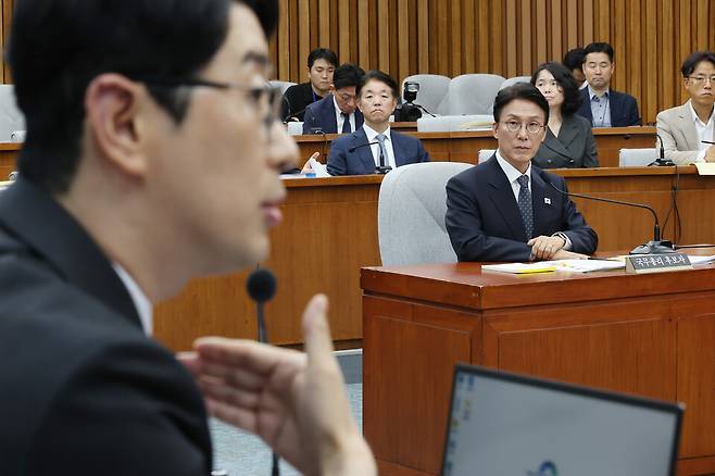 김민석 국무총리 후보자가 6월24일 서울 여의도 국회에서 열린 인사청문회에서 주진우 국민의힘 의원의 신상 발언을 듣고 있다. ⓒ연합뉴스