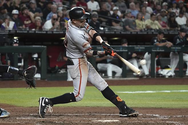 밥 멜빈 샌프란시스코 감독이 1일(한국시간) 체이스 필드에서 열린 애리조나와 원정경기 도중 안타를 치고 있다. 피닉스(미 애리조나주)|AP뉴시스