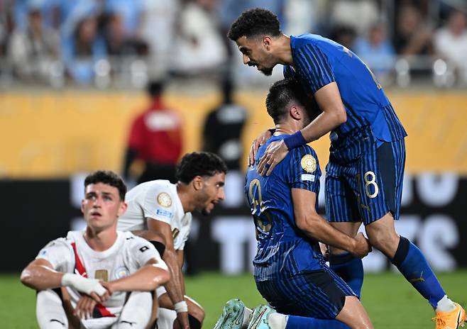 사우디 알힐랄 선수들(오른쪽)이 1일 미국 플로리다주 올랜도의 캠핑 월드 스타디움에서 열린 영국 맨체스터 시티와 FIFA 클럽 월드컵 16강 경기에서 승리가 확정되자 기뻐하고 있다. 신화연합