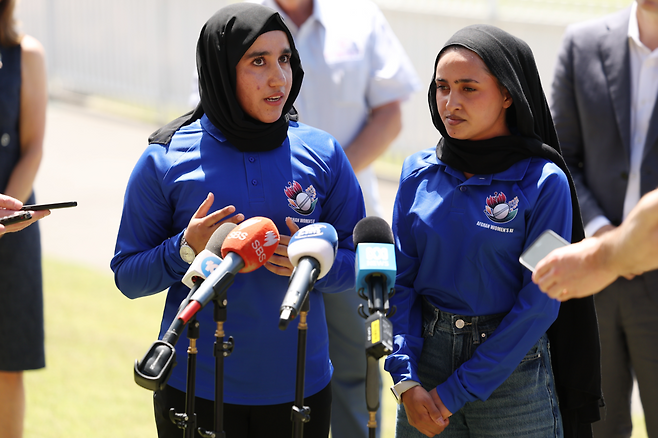 아프가니스탄 여자 크리켓 대표팀 선수들이 지난 1월 호주에서 열린 대회 출전에 앞서 인터뷰하고 있다. 게티이미지