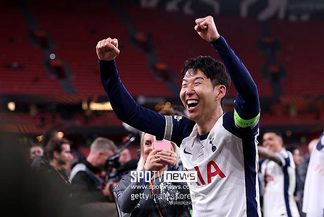 ▲ 토트넘은 17년 만에 트로피를 품에 안았고, 손흥민은 10년 무관 설움을 털어냈다. 프리미어리그 17위로 최악의 시즌을 이어갔지만 유로파리그에서는 달랐다. 그들의 노력과 헌신이 만들어낸 이 결실은 단순한 승리를 넘어 하나의 역사로 기록될 것이다. 그럼에도 이번 여름 손흥민은 또 다시 이적설 중심에 서 있다.