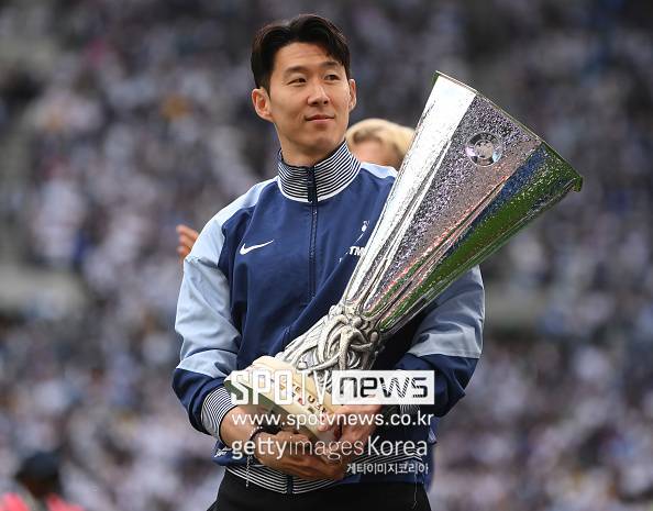 ▲ 공신력 높은 글로벌 매체 '디 애슬레틱' 소속의 잭 핏 브룩 기자는 1일(한국시간) "토트넘 홋스퍼가 한국에서 경기를 치르는 8월 3일 전까지 손흥민의 이적에 대한 움직임은 없을 것이다. 그는 현재 사우디아라비아의 관심을 받는 중이다"라고 설명했다.