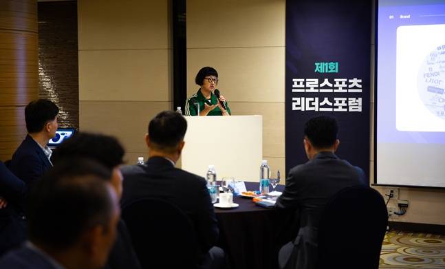 노희영 대표가 2일 '제1회 프로스포츠 리더스 포럼'에서 강연하고 있다. /사진=한국프로스포츠협회