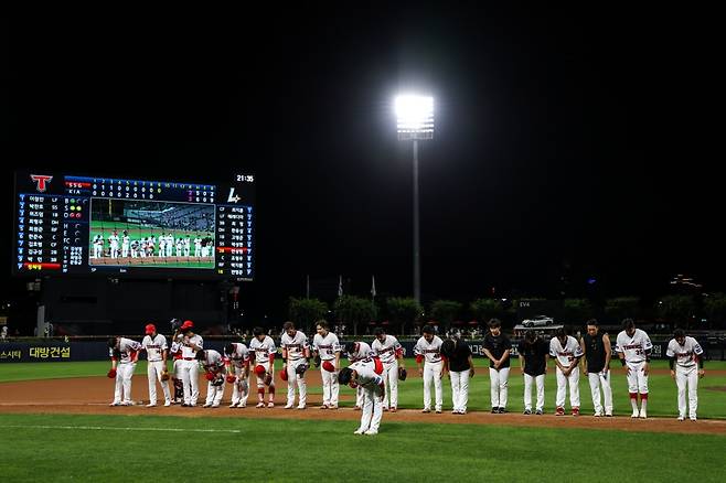 KIA 타이거즈 선수들이 1일 광주 SSG전에서 승리한 뒤 팬들에게 인사하고 있다. /사진=KIA 타이거즈 제공