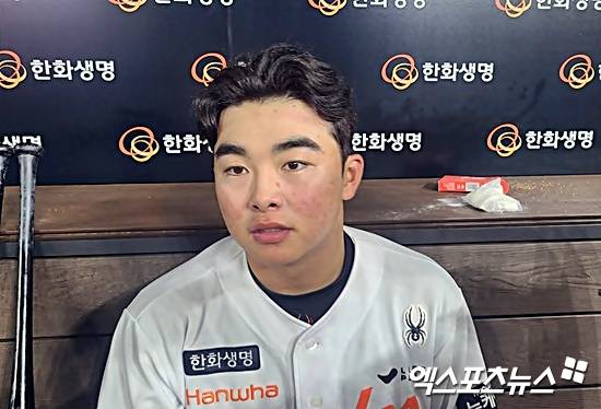 한화 이글스 외야수 문현빈이 1일 대전 NC 다이노스전에서 추격 솔로 홈런과 결승 스퀴즈 번트로 팀 역전승에 이바지했다. 문현빈은 3할 타율을 유지하면서 정규타석 기준 리그 타율 5위와 팀 내 타율 1위에 올라 있다. 대전, 김근한 기자