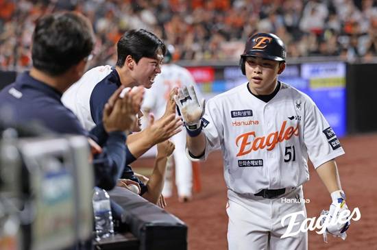 한화 이글스 외야수 문현빈이 1일 대전 NC 다이노스전에서 추격 솔로 홈런과 결승 스퀴즈 번트로 팀 역전승에 이바지했다. 문현빈은 3할 타율을 유지하면서 정규타석 기준 리그 타율 5위와 팀 내 타율 1위에 올라 있다. 한화 이글스