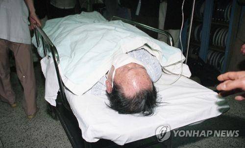 뇌졸증 호소하는 정태수 회장 (서울=연합뉴스) 조보희 기자 = 한보그룹 정태수 총회장이 15일 서울대병원에 입원해 뇌졸증 진단 MRI 촬영을 마치고 병실로 옮겨지고 있다. 1997.4.15 [본사 자료사진]