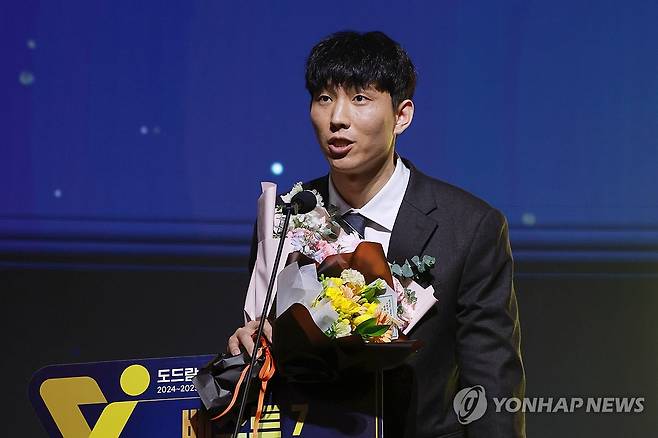 남자부 연봉킹에 오른 KB손해보험의 황택의 사진은 2024-2025시즌 V리그 시상식 때 남자부 베스트 7에 선정된 후 소감을 밝히는 장면 [연합뉴스 자료 사진]
