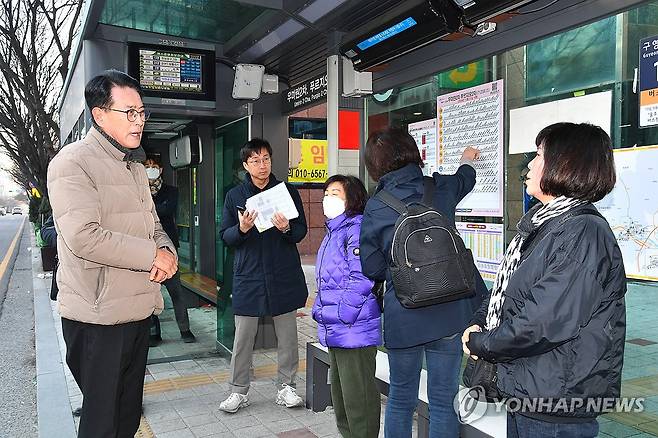 울주군, 시내버스 불편 해소 현장 행보 (울산=연합뉴스) 20일 울산시 울주군이 시내버스 노선 개편으로 인한 주민 불편을 해소하기 위해 이순걸 군수와 관계 부서 공무원 등이 참여한 가운데 옛 언양터미널, 범서읍 천상리, 구영리 등 시내버스 주요 민원 현장을 찾아 주민 의견을 수렴하고 있다. 2025.3.20 [울주군 제공.재판매 및 DB 금지] young@yna.co.kr