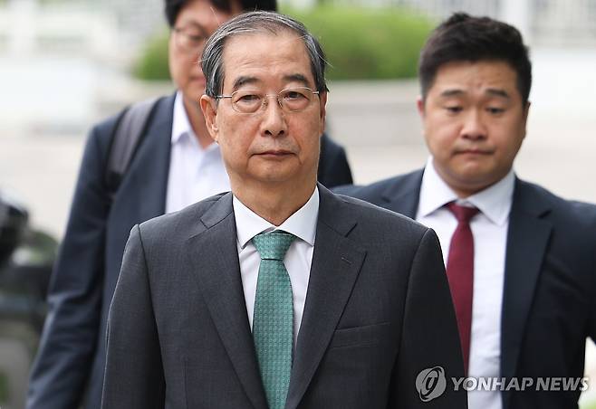 내란특검 출석하는 한덕수 전 총리 (서울=연합뉴스) 김성민 기자 = 한덕수 전 국무총리가 2일 내란특검 조사를 받기 위해 서울 서초구 서울고검 청사로 출석하고 있다. 2025.7.2 ksm7976@yna.co.kr
