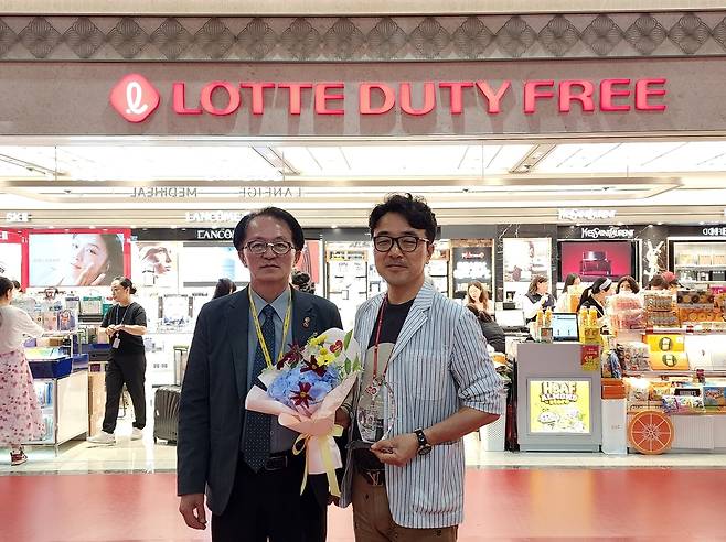 윤남호 롯데면세점 제주공항점장에 감사패  윤남호 롯데면세점 제주공항점장(오른쪽)에게 감사패 전하는 고승철 제주관광공사 사장. [제주관광공사 제공. 재판매 및 DB 금지]