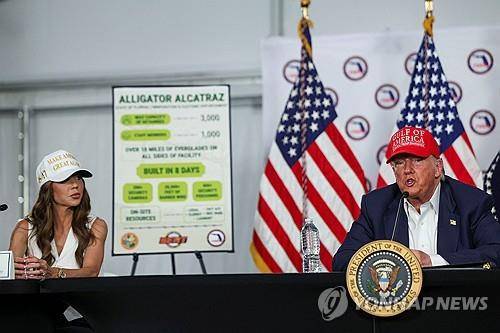 플로리다 구금시설서 간담회 하는 트럼프 대통령 [로이터=연합뉴스 재판매 및 DB금지]