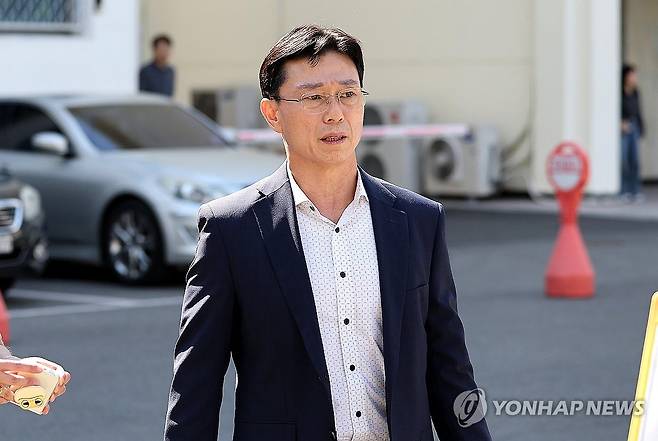 임성근 전 사단장 (대구=연합뉴스) 윤관식 기자 = 임성근 전 해병대 1사단장이 4일 대구지검에서 '해병대 채상병 순직 사건' 관련 소환 조사에 응하기 위해 출석하고 있다. 2025.6.4 psik@yna.co.kr