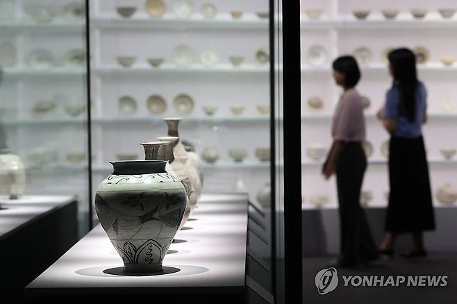 조선 전기 미술 대전 (서울=연합뉴스) 강민지 기자 = 9일 서울 용산구 국립중앙박물관에서 관계자가 용산 개관 20주년 기념 특별전 '새 나라 새 미술: 조선 전기 미술 대전'을 둘러보고 있다. 전시는 15~16세기 도자, 서화, 불교미술 등을 선보인다. 2025.6.9 mjkang@yna.co.kr